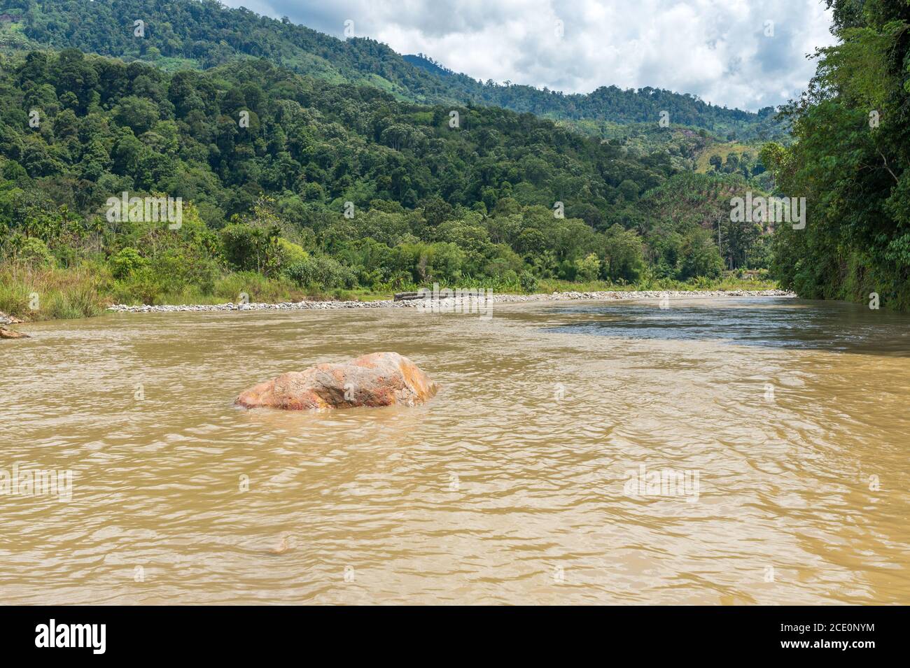 La rivière Ales traverse le parc national Gunung Leuser Et plus loin dans l'océan Indien Banque D'Images