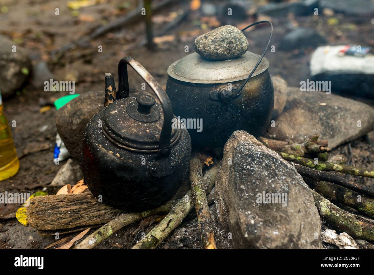 Teakettle sur un feu de camp dans le premier camp de l'aventure voyage aux orangs-outangs dans la jungle Banque D'Images