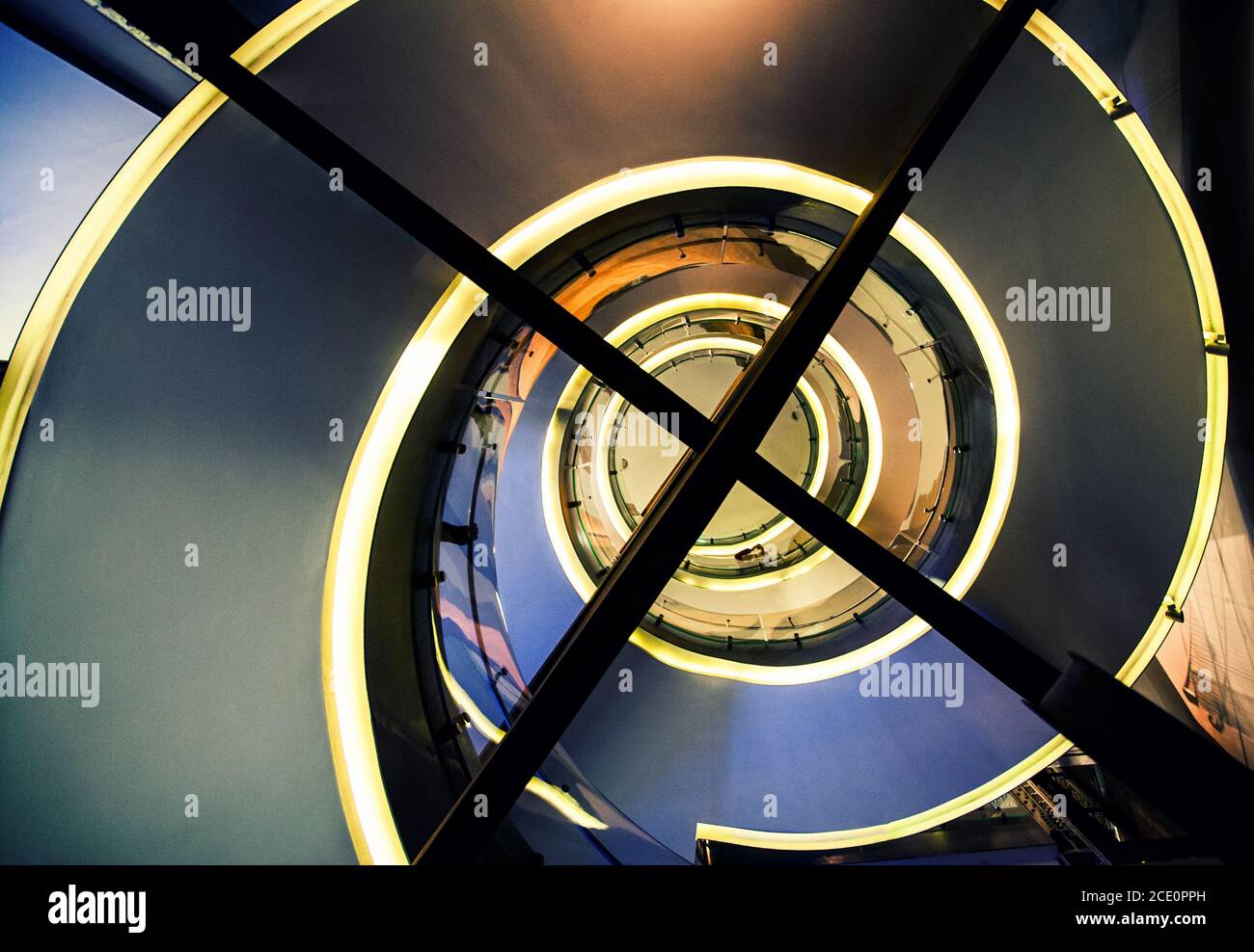 photographie des escaliers dans le bâtiment téléphonique de haute qualité Banque D'Images