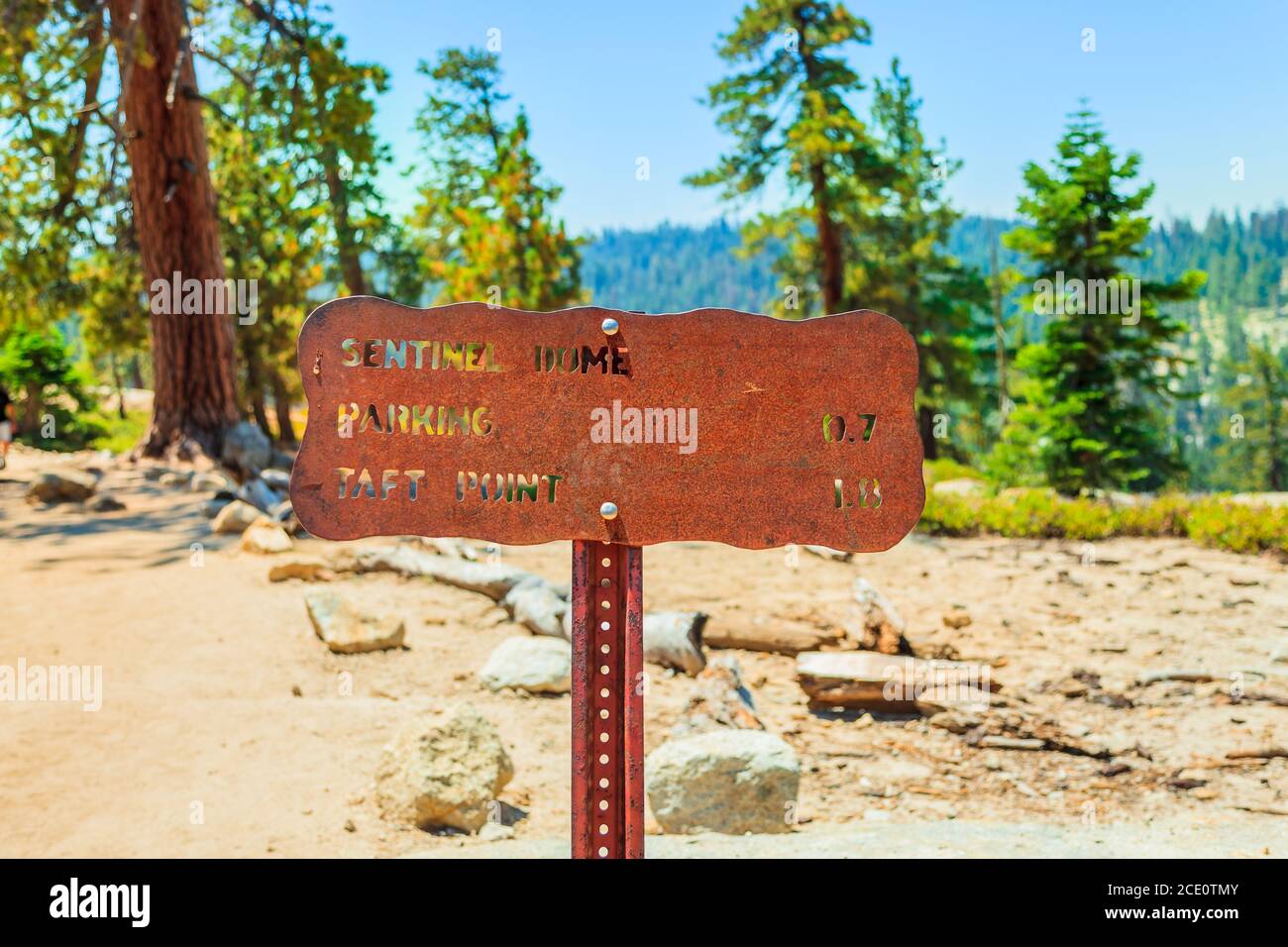 Panneau de route du parc national de Yosemite indiquant Taft point et Sentinel Dome pour les randonneurs. Guettez l'El Capitan. Été vacances californiennes de voyage Banque D'Images