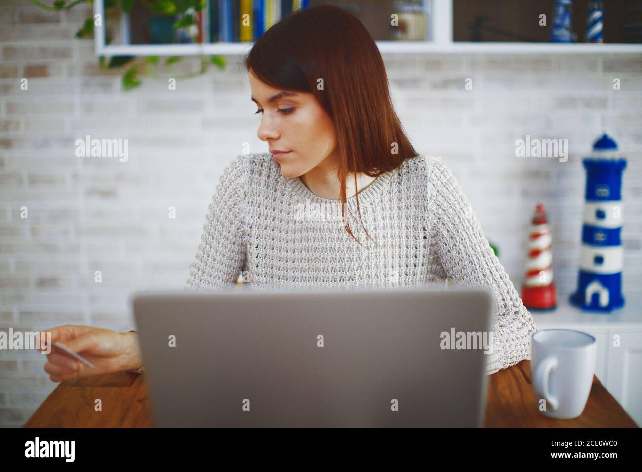 Jolie femme fait des achats par internet holding credit card Banque D'Images