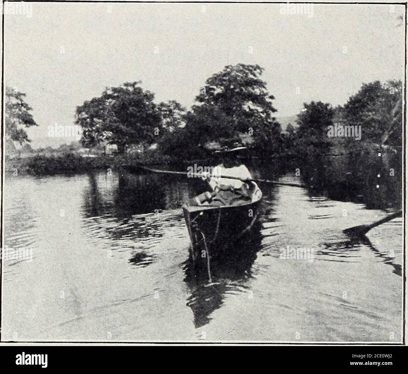 . La Boston Cooking School magazine of cuisine science et économie domestique . fait de cette façon.pour la même raison, les cuillères à forksand à long manche se trouvent les plus con-venient pour remuer et tourner des choses, pour les poêles semblent irradier la chaleur uniformément de toutes les surfaces. Tôle de fer boîte avec une petite porte à travers à introduire le bois, deux ou trois ouvertures dans le dessus avec des couvercles, et une pile courte. Un four en étain peut être utilisé avec ce poêle si le cuisinier est toujours ambitieux de tenter de cuire au four, mais habituellement dans le camp un mange pour vivre, et la variété n'est pas nécessaire pour tenter l'appétit. Un défroisseur est un Banque D'Images