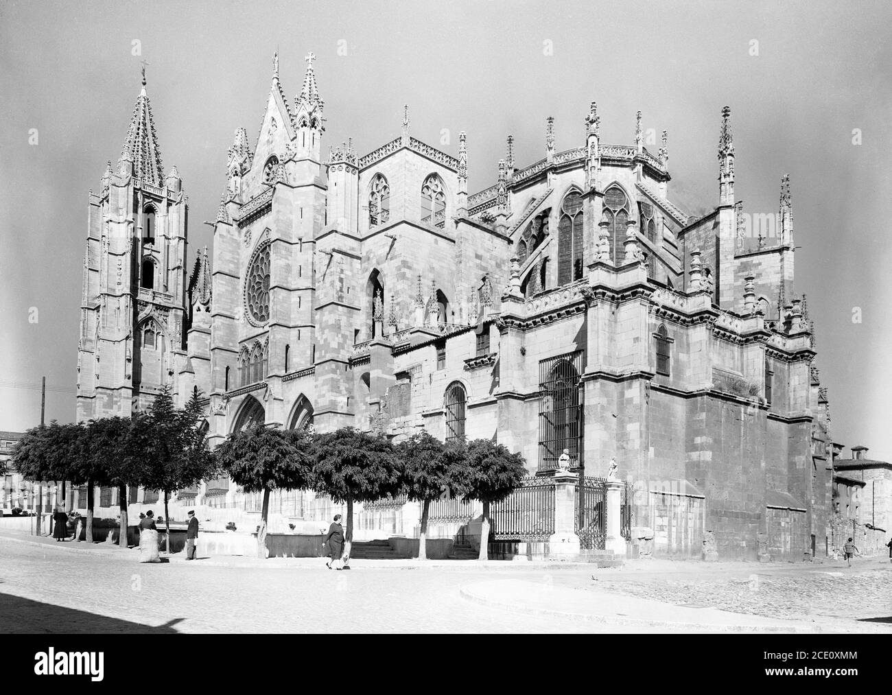 FACHADA MÉRIDIONAL Y ABSIDE DE LA CATEDRAL DE LEON S XIII GOTICO