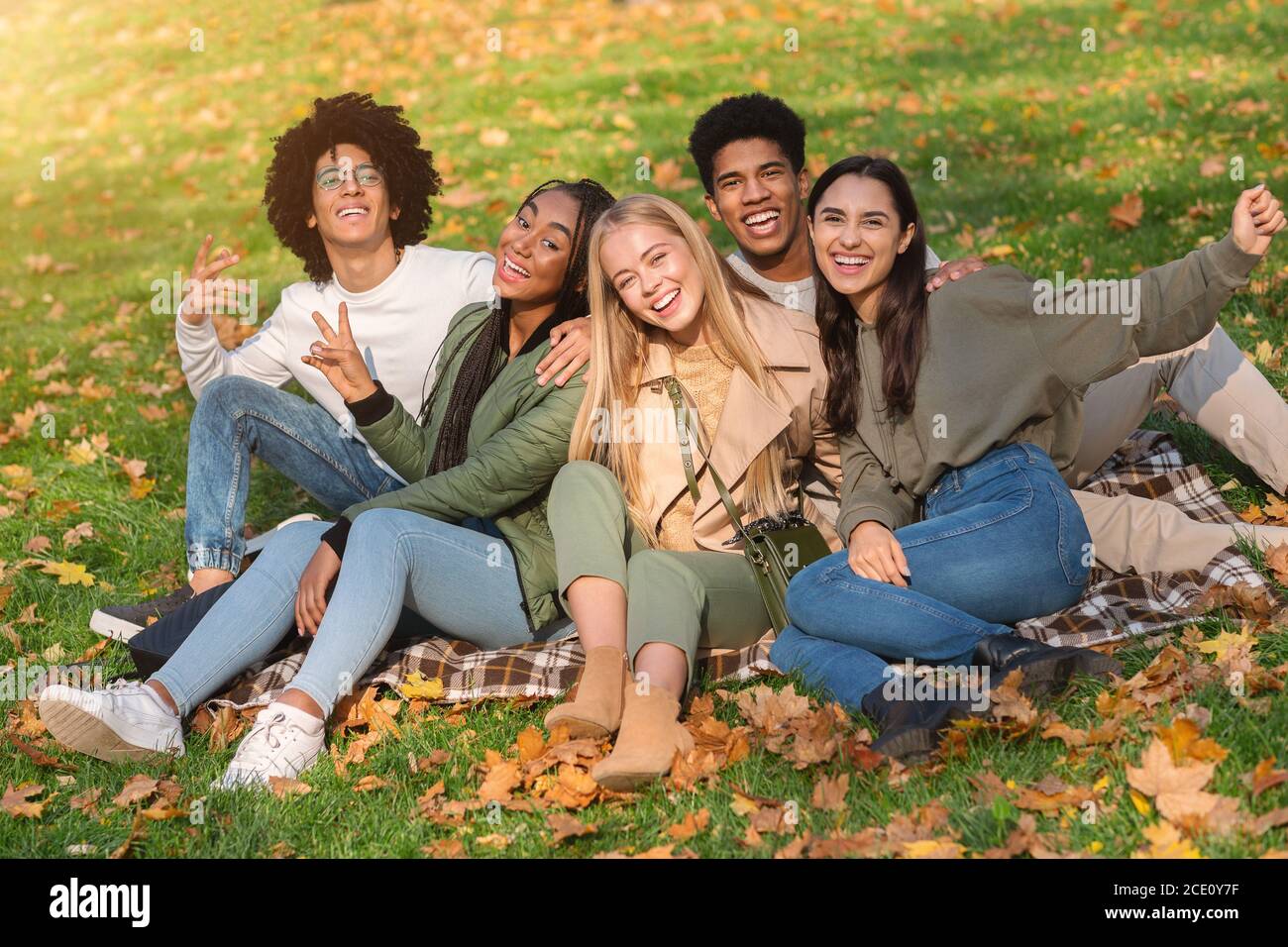 Joyeux groupe multiethnique d'amis de Teen ayant l'amusement en plein air Banque D'Images