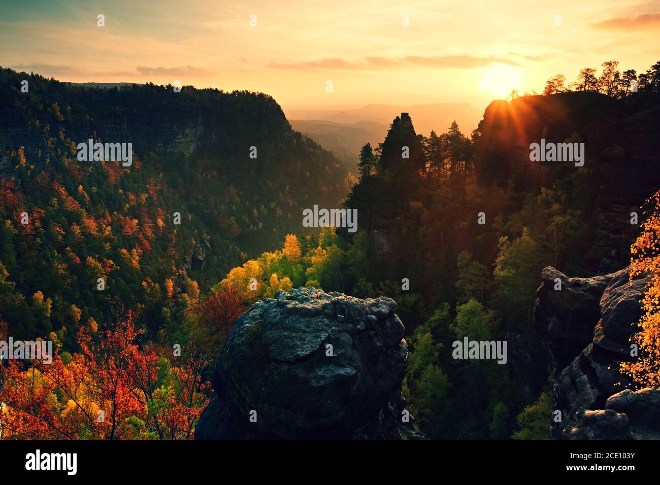 Coucher de soleil en automne dans les rochers. Vue sur les rochers de grès pour tomber vallée colorée de la Suisse de Bohême. Banque D'Images