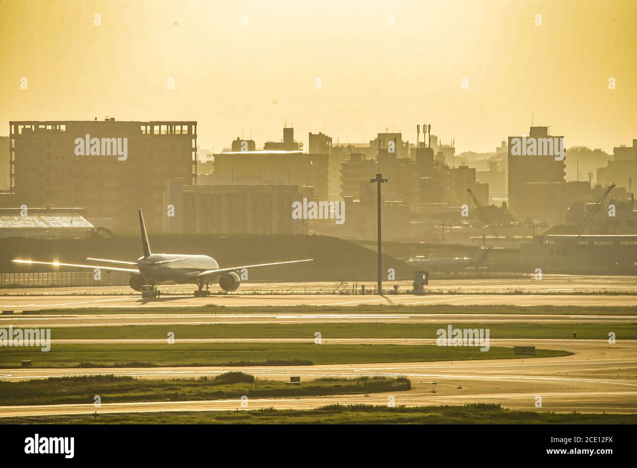 Silhouette d'avion et de ville (aéroport de Haneda) Banque D'Images