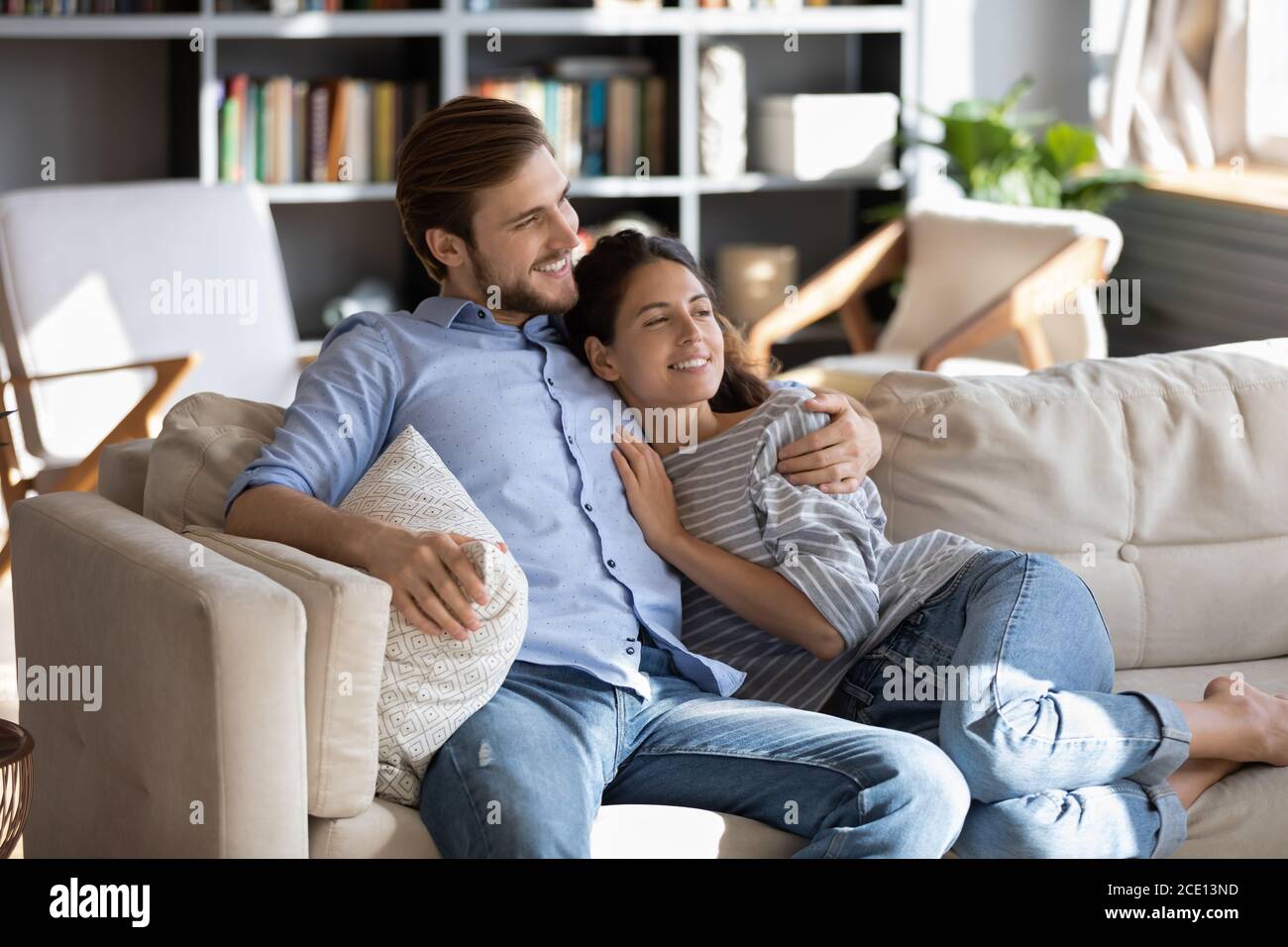 Couple couple couple couple couple couple couple couple couple couple couple romantique rêvant de visualiser le bon avenir à la maison. Banque D'Images