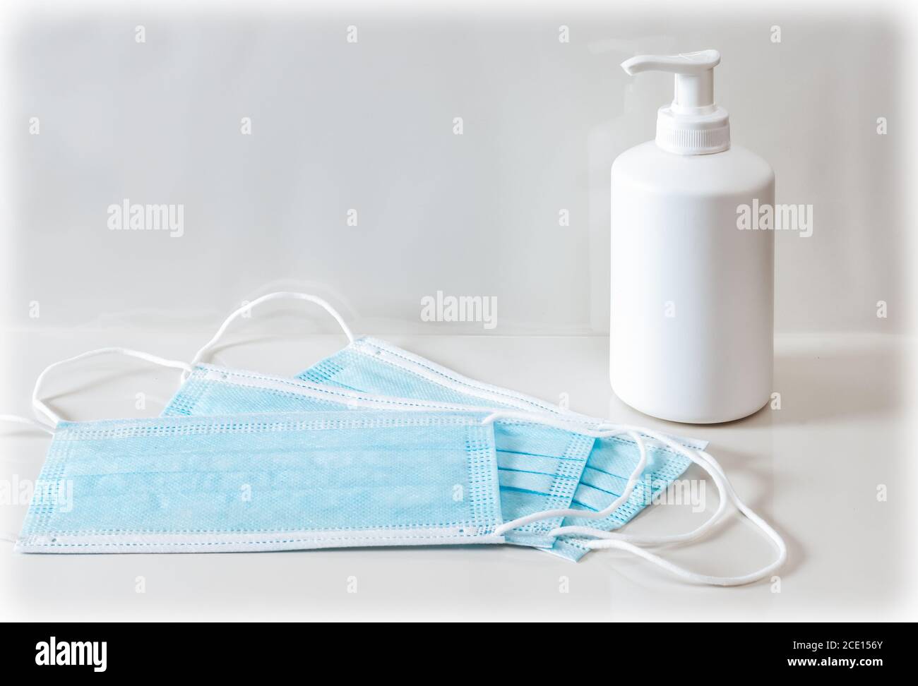 Masque médical bleu et distributeur de gel désinfectant pour les mains ou de savon. Concept de prévention des coronavirus Banque D'Images