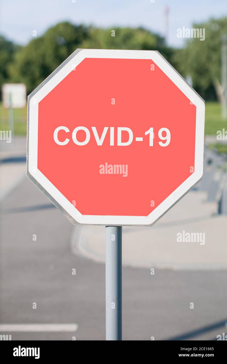 avertissement : signe extérieur de la zone du coronavirus Banque D'Images
