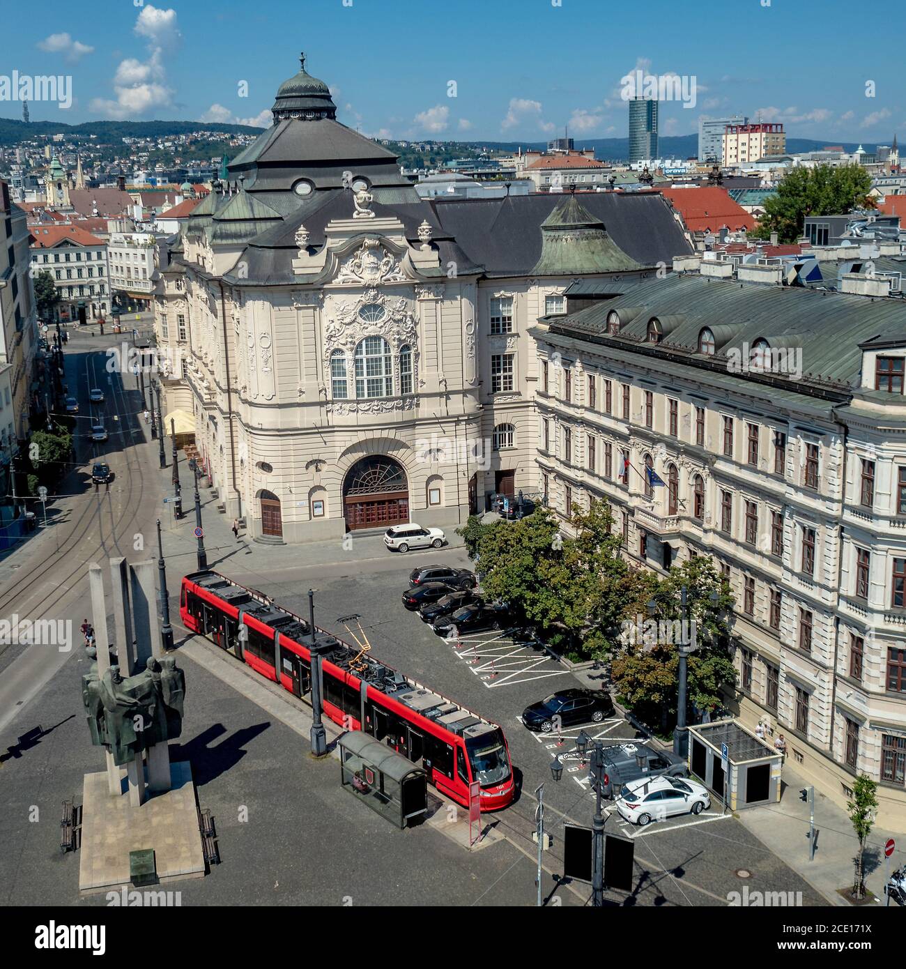 Vue sur le bâtiment de l'orchestre philharmonique de bratislava avec les rues environnantes, capitale de la Slovaquie depuis le nouveau carrousel de la ville pendant les journées chaudes d'été Banque D'Images