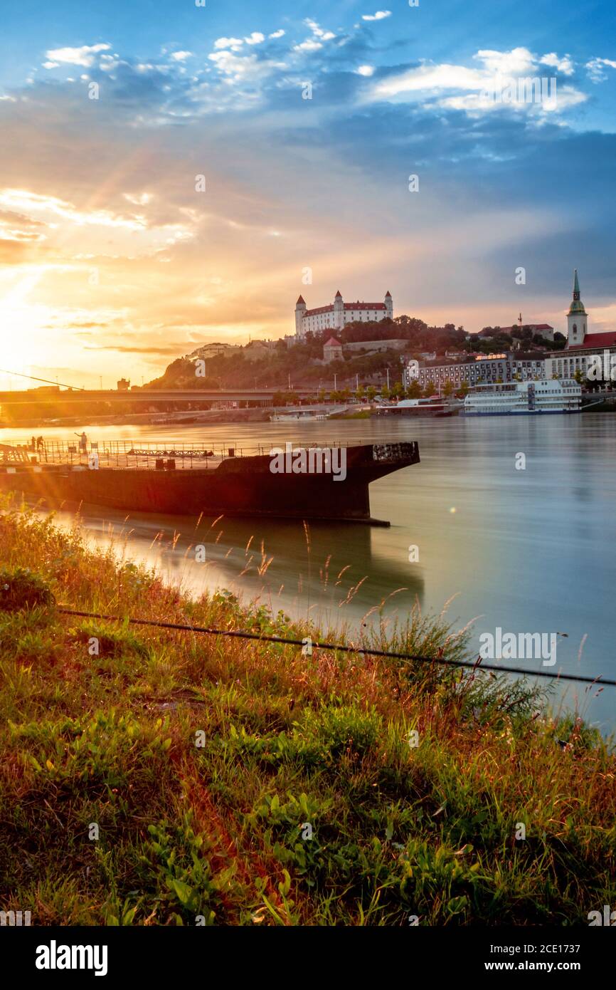 Vue sur le château de Bratislava pendant l'heure d'or avec beau coucher de soleil sur le Danube, Slovaquie Banque D'Images