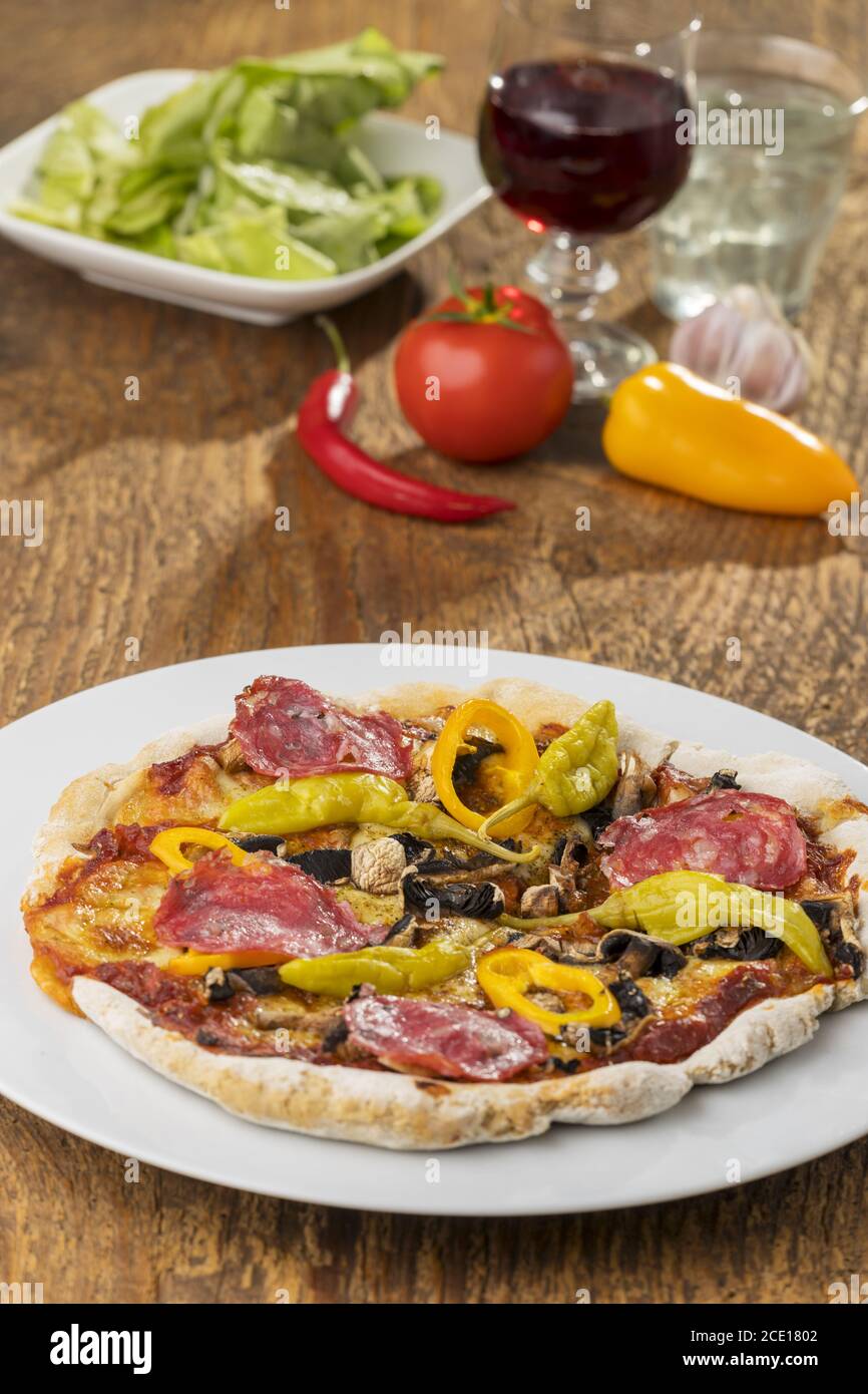 Pizza et vin Banque de photographies et d’images à haute résolution Alamy