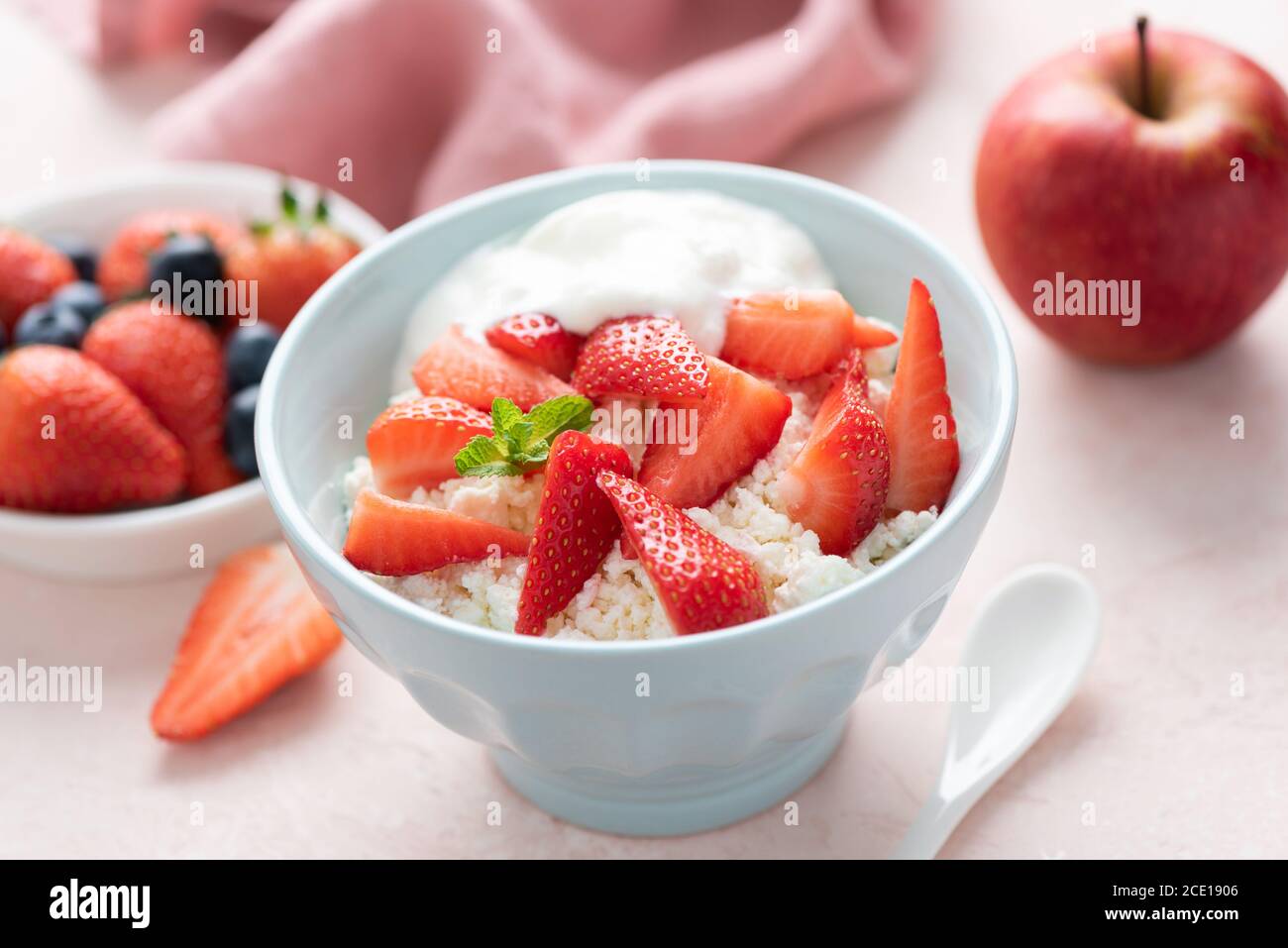 Tvorog, fromage cottage avec fraises dans un bol. Aliments laitiers sains riches en calcium, protéines. Alimentation Banque D'Images