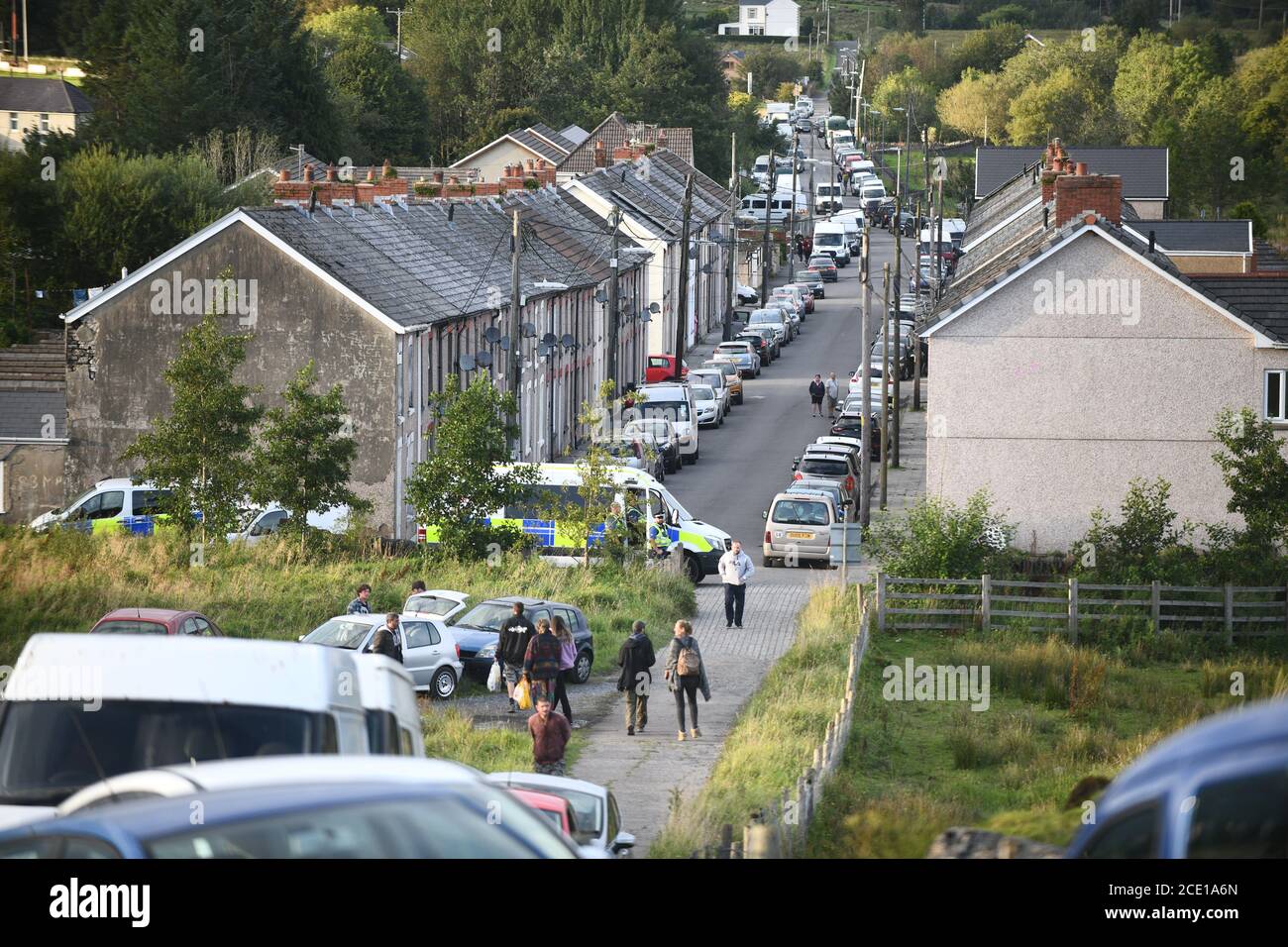 Banwen, pays de Galles. 30 août. Des voitures remplissent le village de ...