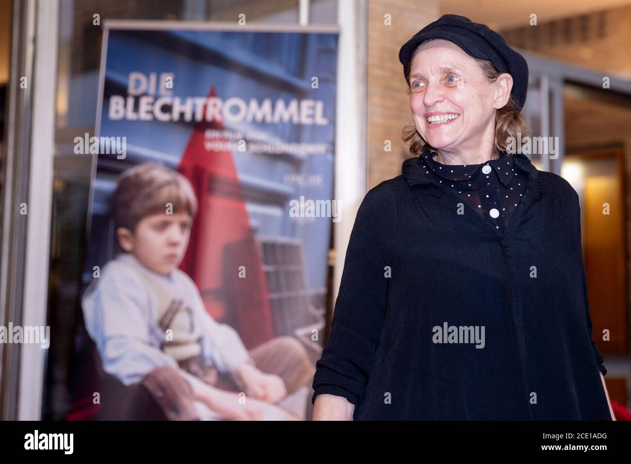 Berlin, Allemagne. 30 août 2020. Katharina Thalbach, actrice, rit sur le tapis rouge lors de la première à Berlin de la version restaurée de 'Tin Drum' à Kino International. Credit: Christoph Soeder/dpa/Alay Live News Banque D'Images