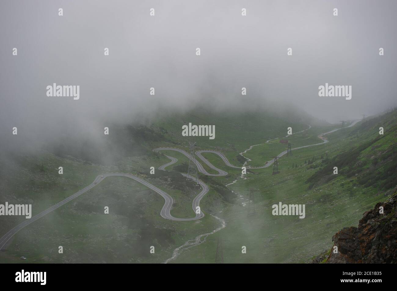 La route de Transfăgărășan, vue ici avec une forte brume, est un pittoresque col de montagne raide et venteux dans le centre de la Roumanie. Banque D'Images