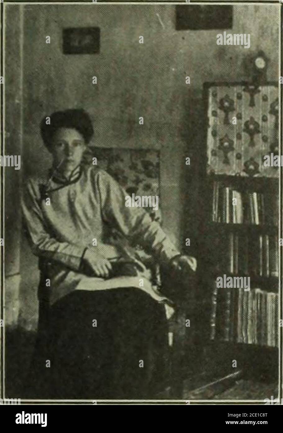 . Les millions 1914 . III INCHOW, ANHWEI, APRÈS LE PILLAGE ET LA COMBUSTION DE KY WHITE WOLF DISCIPLES, IAN. 25. 1914 Chinas millions IOI le RAID du Loup blanc à Kansu UN COMPTE DE MME. LLOYD RIST, TSINCHOW, KANSU. MADAME. RIST IN HERKANSU HOME ou probablyont lu le chagrin et la distanscused en Chine par les theravages des bandes de robberband, sous le navire-chef d'un homme appelé PehLang, ou White Wolf/i essaiera de donner, sans trop de queues de terriers, un bref compte rendu des mouvements de therobbers ici Kansu. Louer le Seigneur ! Hehait nous a gardé en parfaite sécurité, et avec des corbiltsall paisibles à travers le horr Banque D'Images