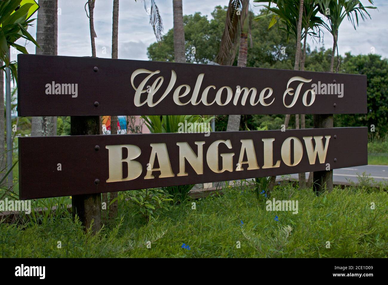 Bienvenue au panneau Bangalow situé à l'entrée de la ville. Bangalow est une ville historique pittoresque de l'arrière-pays de Byron Bay, en Nouvelle-Galles du Sud, en Australie Banque D'Images