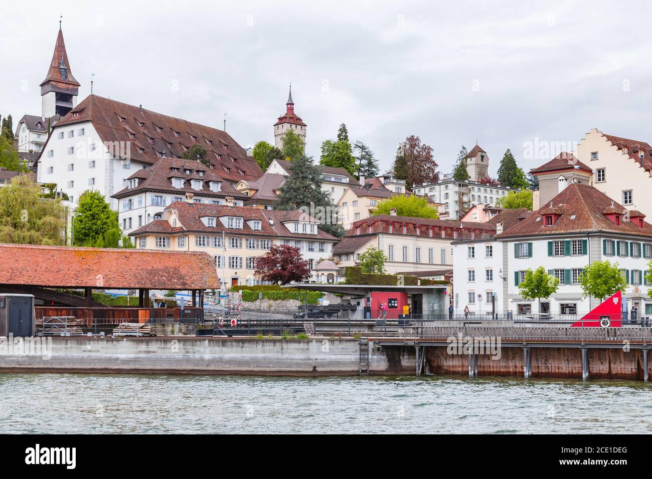 Lucerne, paysage urbain côtier par temps nuageux avec maisons anciennes. Suisse Banque D'Images