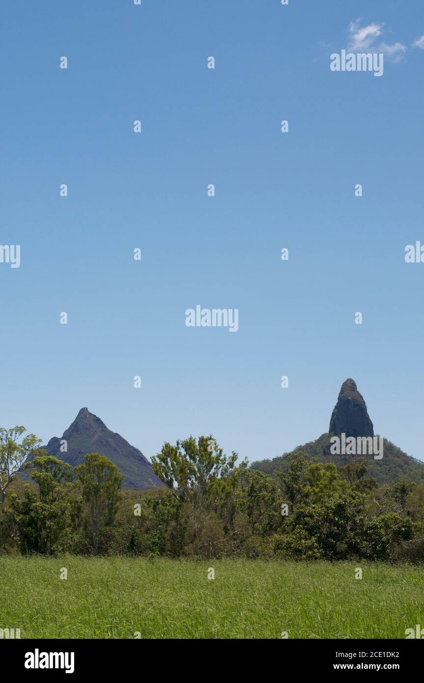 Belle vue panoramique sur le mont Coonowrin et Mt. Beerwah of the Glass House Mountains situé dans le Queensland, en Australie Banque D'Images