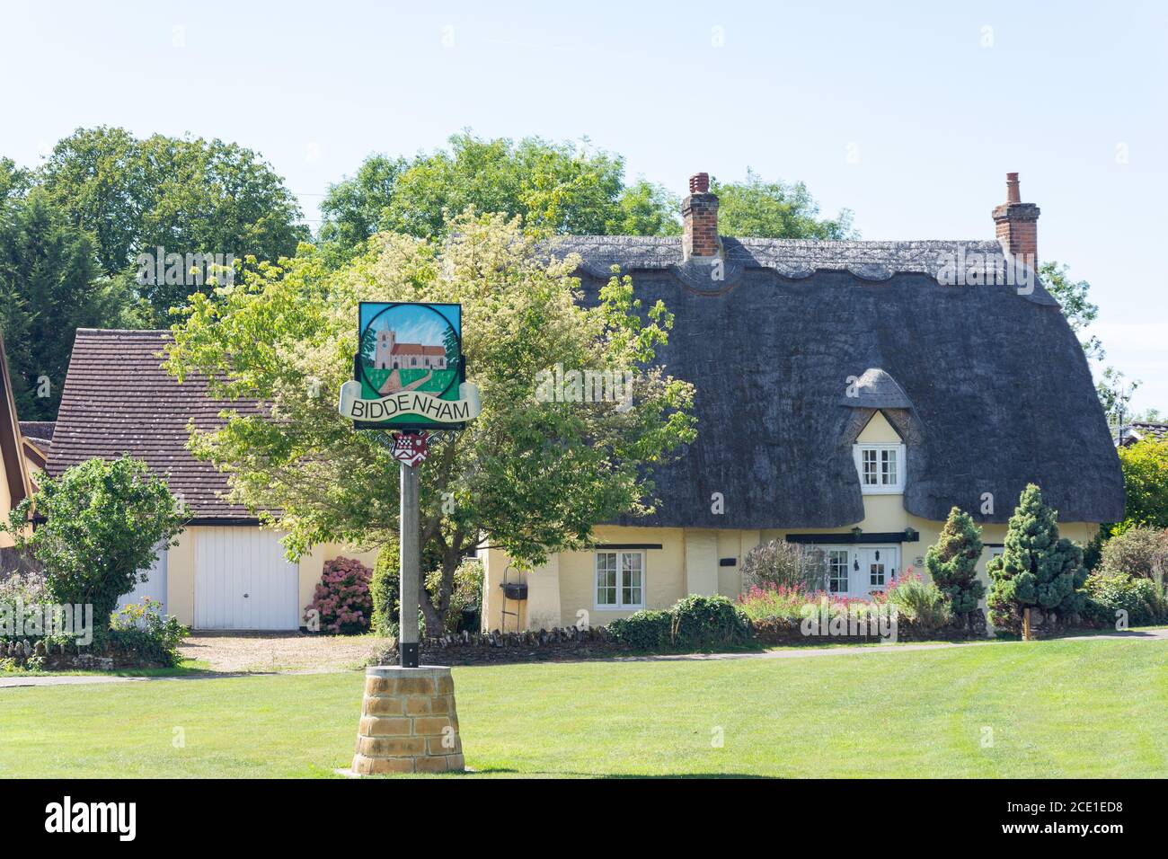 Maison de chaume et panneau de village, The Green, Biddenham, Bedfordshire, Angleterre, Royaume-Uni Banque D'Images