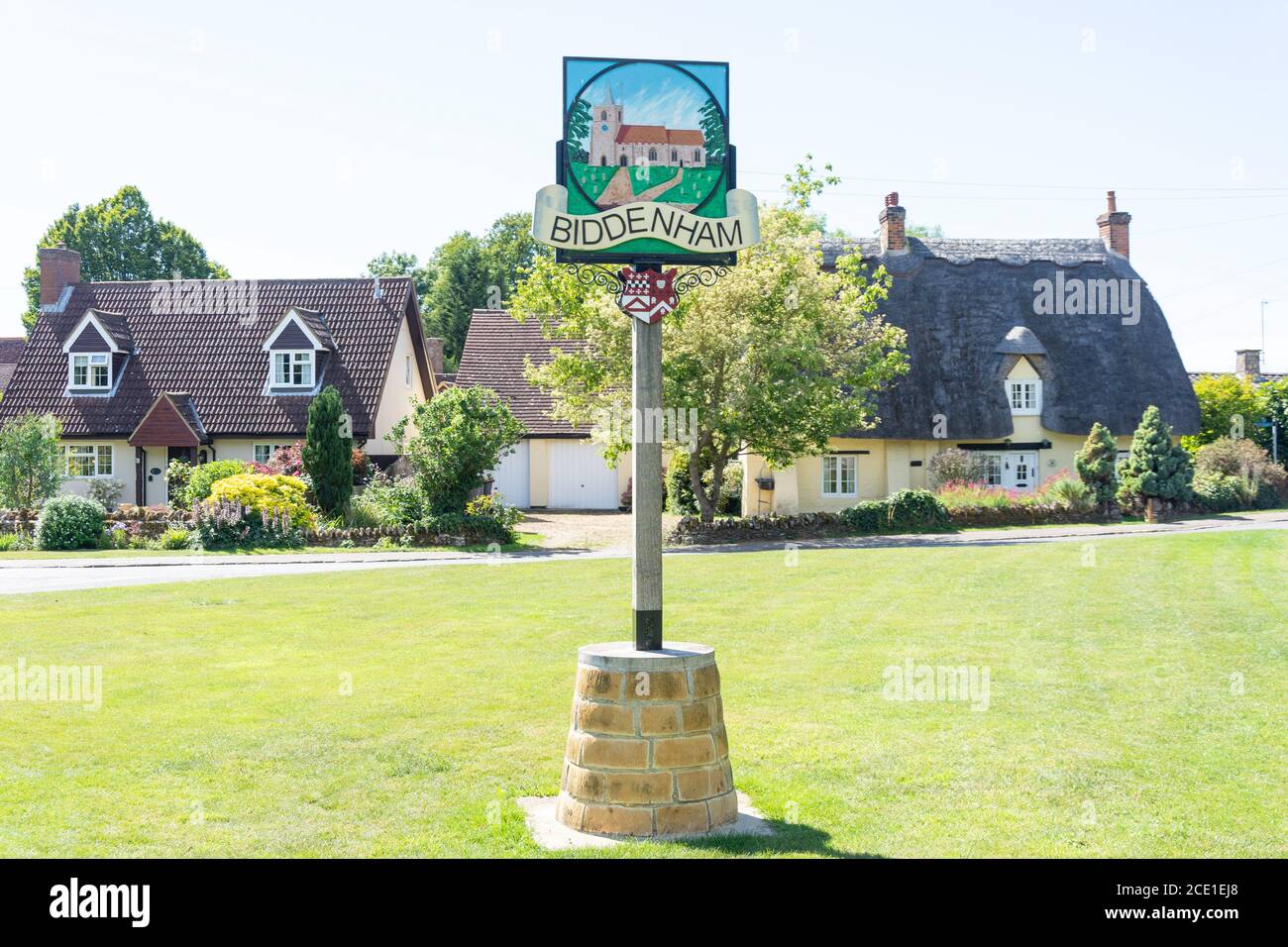 Maison de chaume et panneau de village, The Green, Biddenham, Bedfordshire, Angleterre, Royaume-Uni Banque D'Images