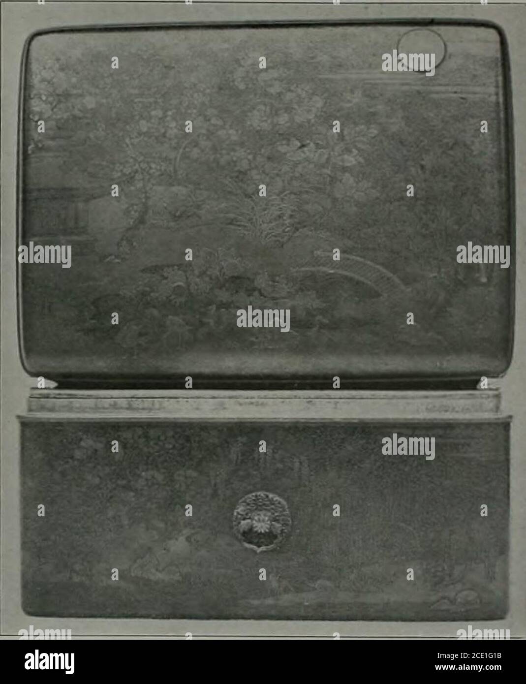 . Histoire de l'art du Japon; . tc. (]epen-période est très proche, elle se relande le processus de laipage, vers les dernières années, est assez plus gros. Sous le nom de Négoro-les jirétres de Négoroji-en Kii, font des utensiles do table présente de la que rouge ou noire, ge sur fond noir ressorti par polissage. Le caractère en est ferme et le couleur agricole. On a décoré de que les motifs sculptés utensiles de bois. CEST i Fig. 3 o. La boite porte cette strophe,(pavillon de la Lonftévité), la nature est richeporte où nentre pns la vieillesse, le soleil (mesure environ i iii |iici-s, ;i|i|m Banque D'Images