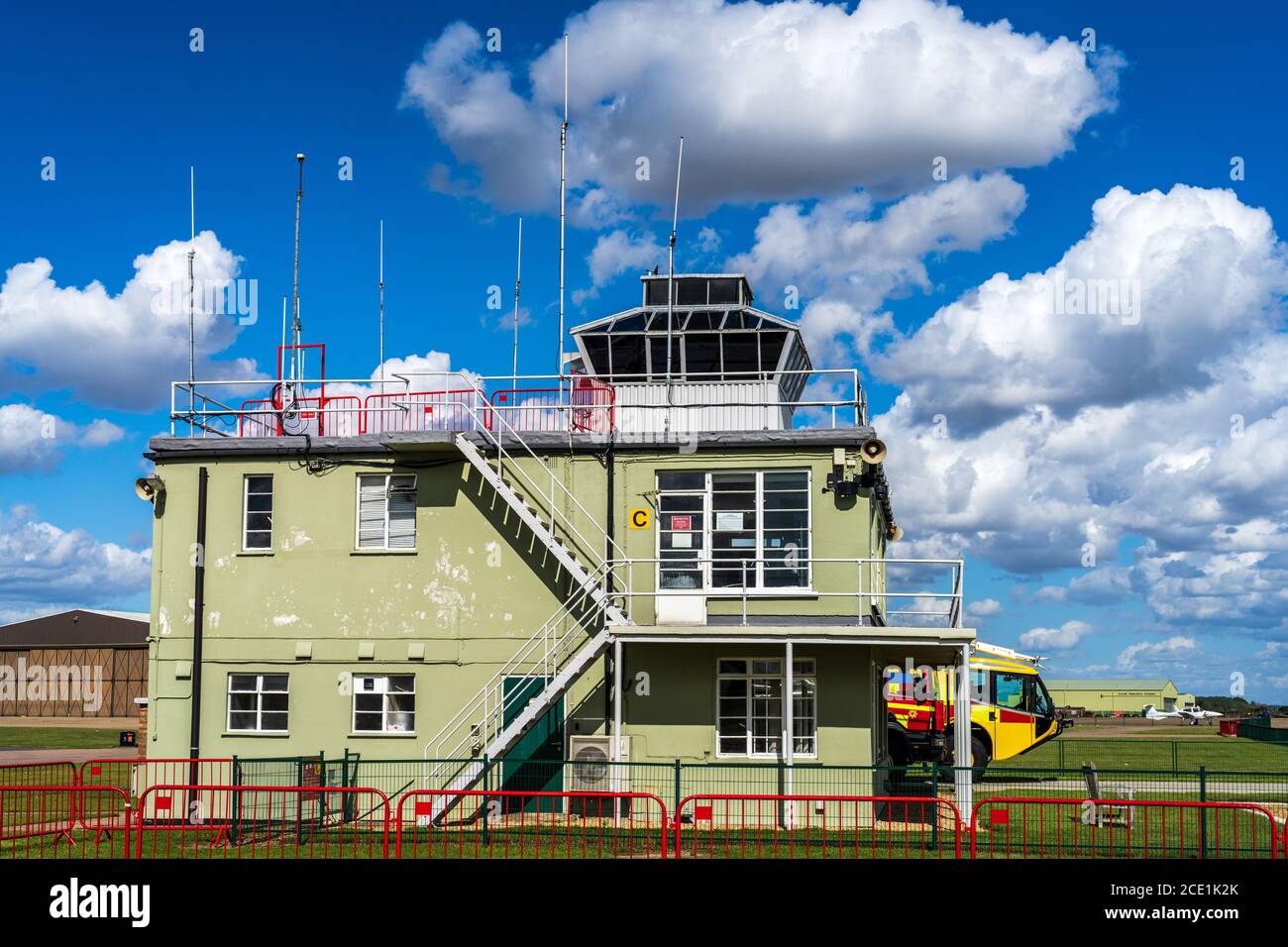 Tour de contrôle de l'aérodrome - la tour de contrôle d'époque de la Seconde Guerre mondiale à l'aérodrome actif de Duxford, à Cambridgeshire, au Royaume-Uni, qui fait partie du Musée impérial de la guerre. Banque D'Images