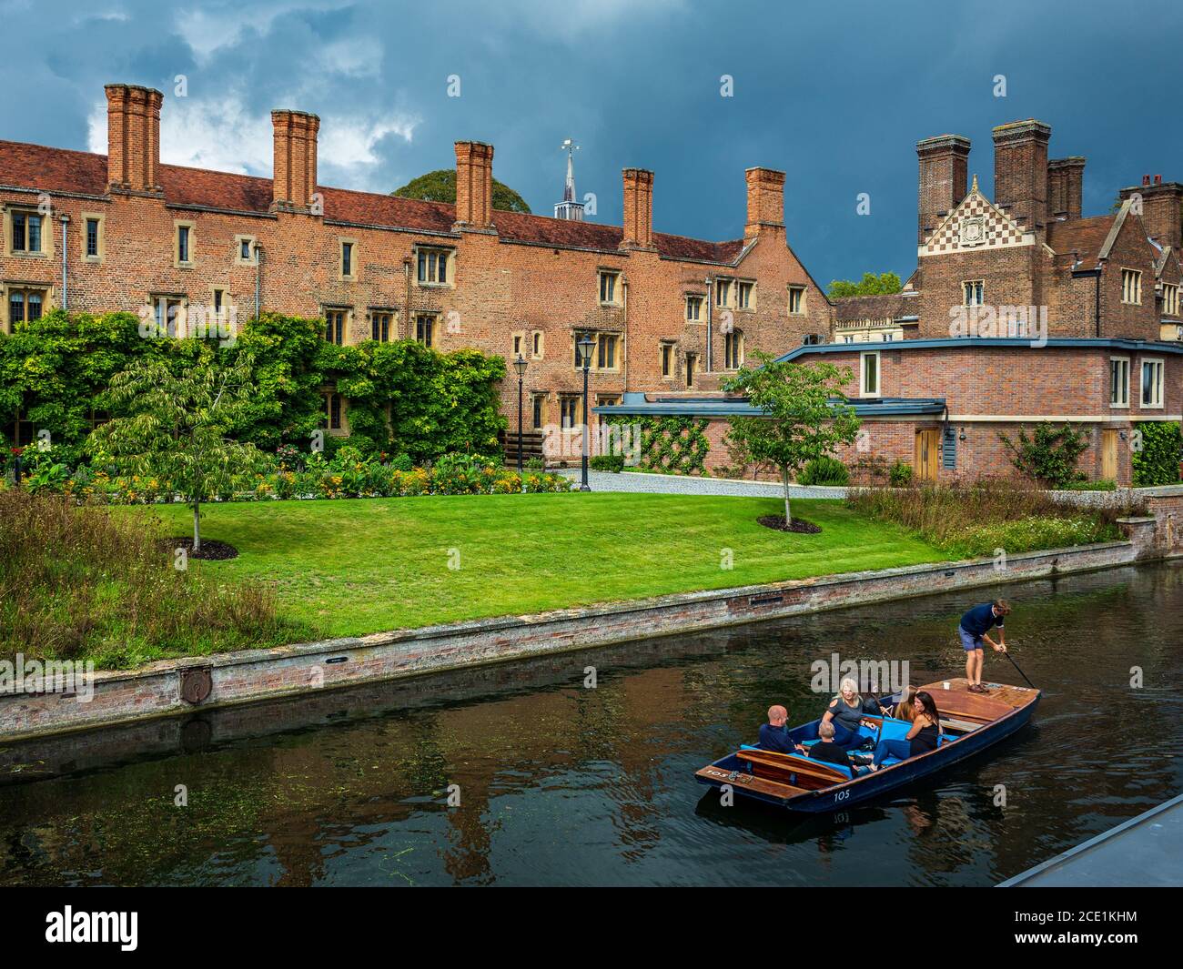 Punting sur le River Cam devant le Magdalene College de l'Université de Cambridge. Le tourisme de Cambridge. Banque D'Images