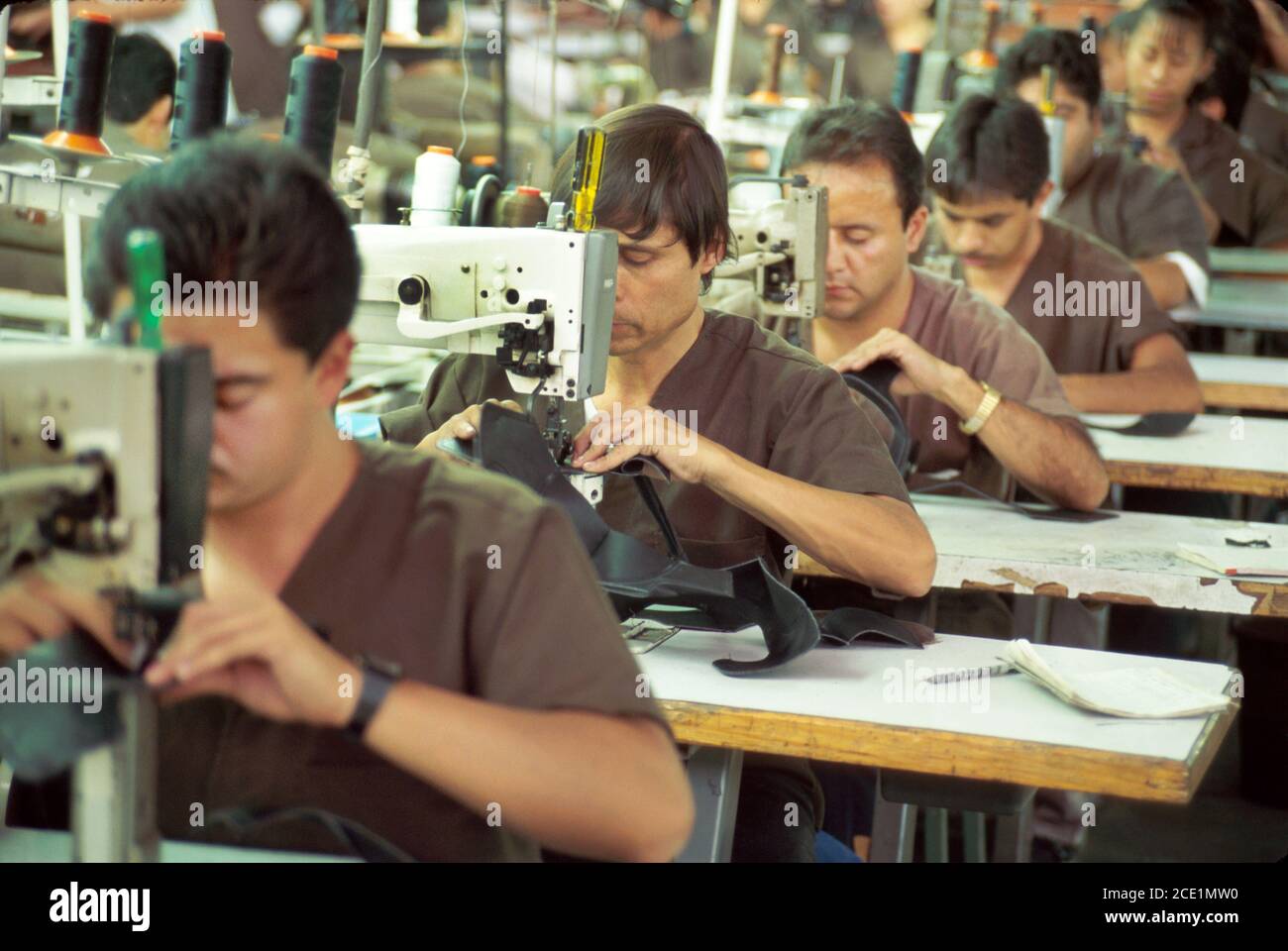 Leon Mexico,Mexicains Hispanic Guanajuato State,Emyco Shoe Factory,travailleurs employés,ligne de production travail couture chaussures usine de fabrication Banque D'Images