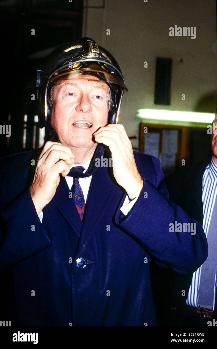 Archives France : Jean-Marie le Pen, Président du Front National, rend visite aux pompiers, 1991, Lyon, France Banque D'Images