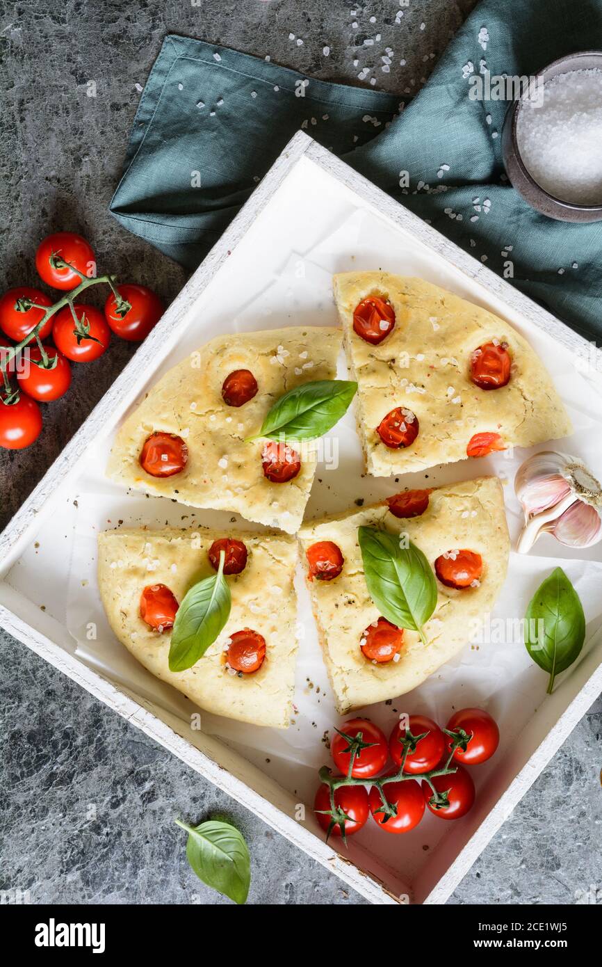 Tranches de pain italien Focacia aux tomates et au basilic Banque D'Images