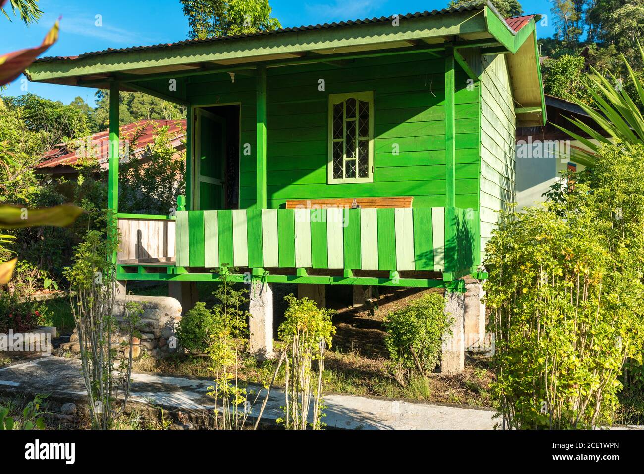 Jardin avec maison d'hôtes dans le village de Ketambe dans le nord De Sumatra Banque D'Images