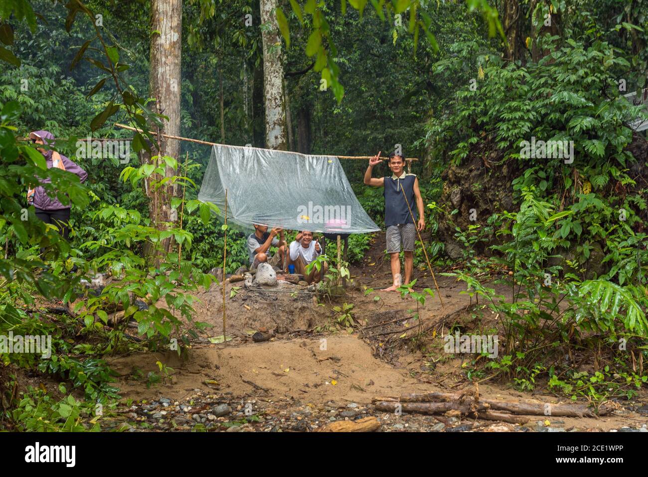 Guides, portier et touristes dans le premier camp au feu de camp dans la jungle de Ketambe Banque D'Images