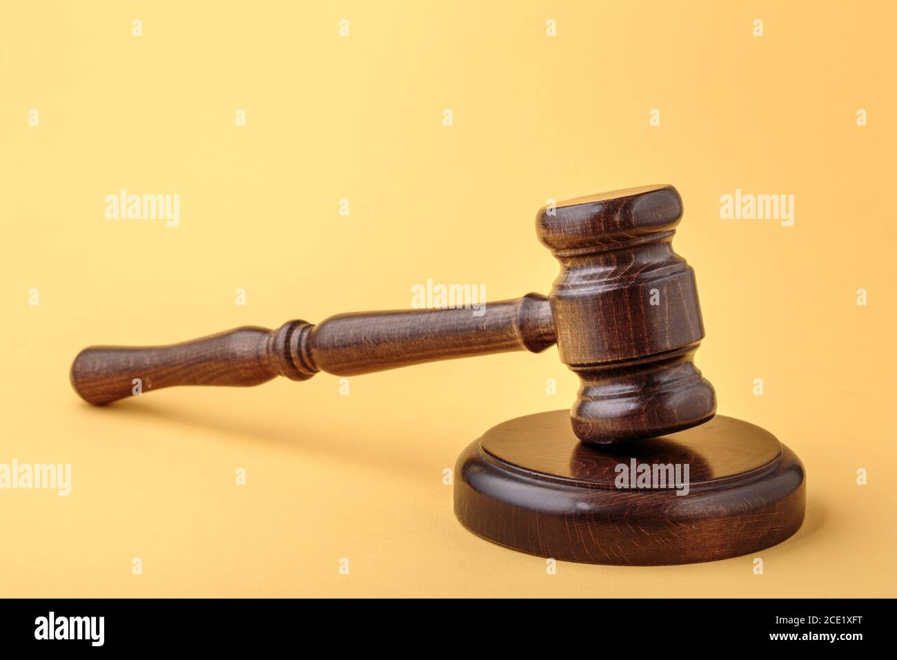 Gavel et son sur fond jaune Banque D'Images