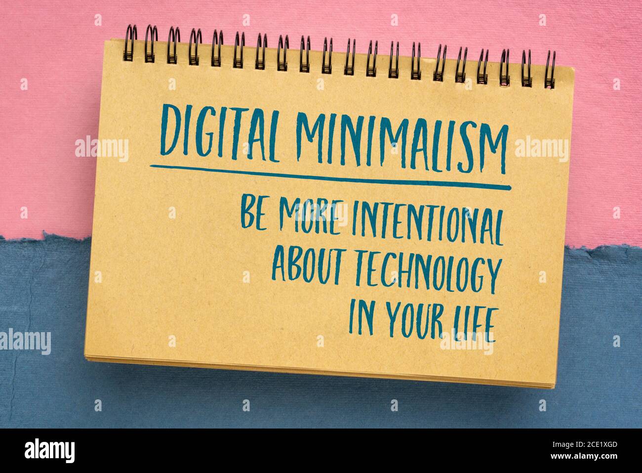 concept de minimalisme numérique - être plus intentionnel avec la technologie dans votre vie , écriture dans un carnet de croquis sur papier chiffon pastel fait à la main Banque D'Images