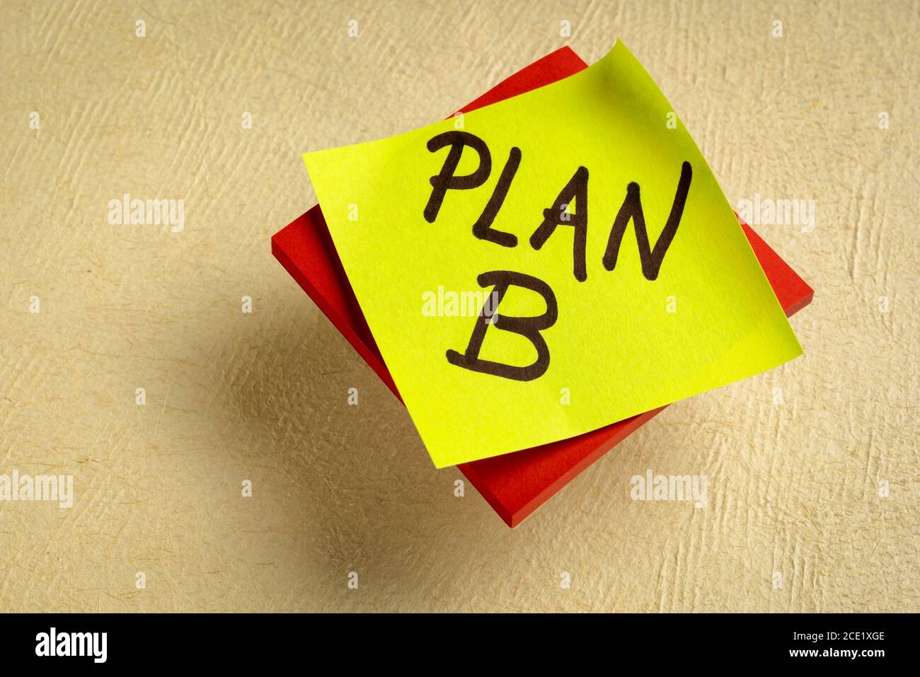 Plan B - écriture manuscrite sur une note de rappel, changement de plans et d'objectifs professionnels ou personnels Banque D'Images