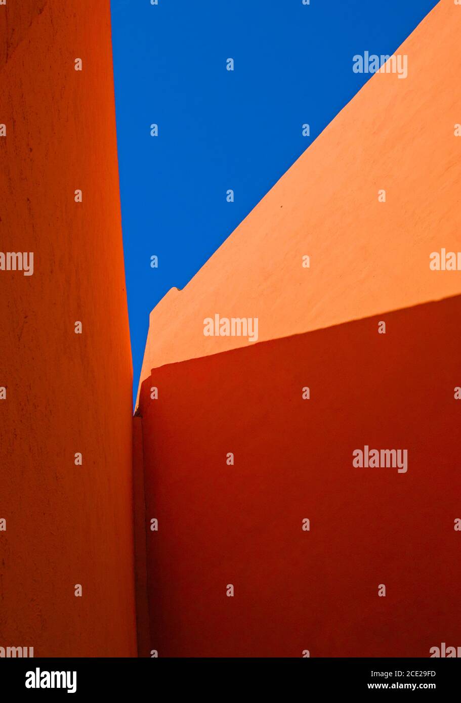 Architecture minimaliste murs orange formant des formes de base intéressantes Banque D'Images