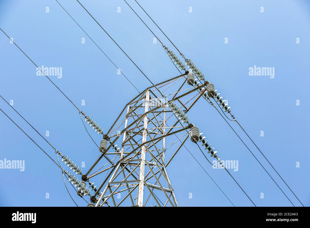 Vue rapprochée d'une tour de transmission et de lignes électriques Banque D'Images