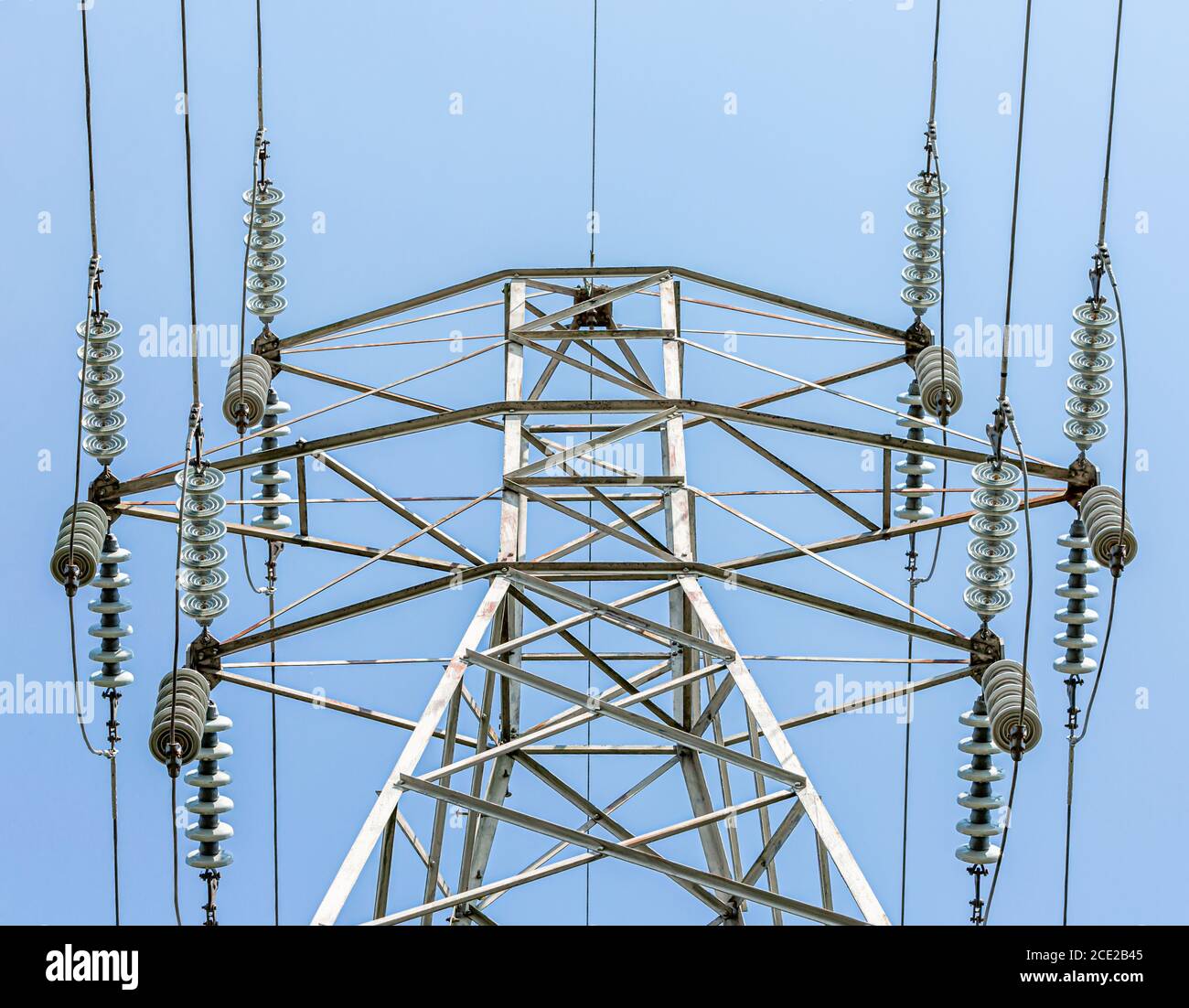 Vue rapprochée d'une tour de transmission et de lignes électriques Banque D'Images