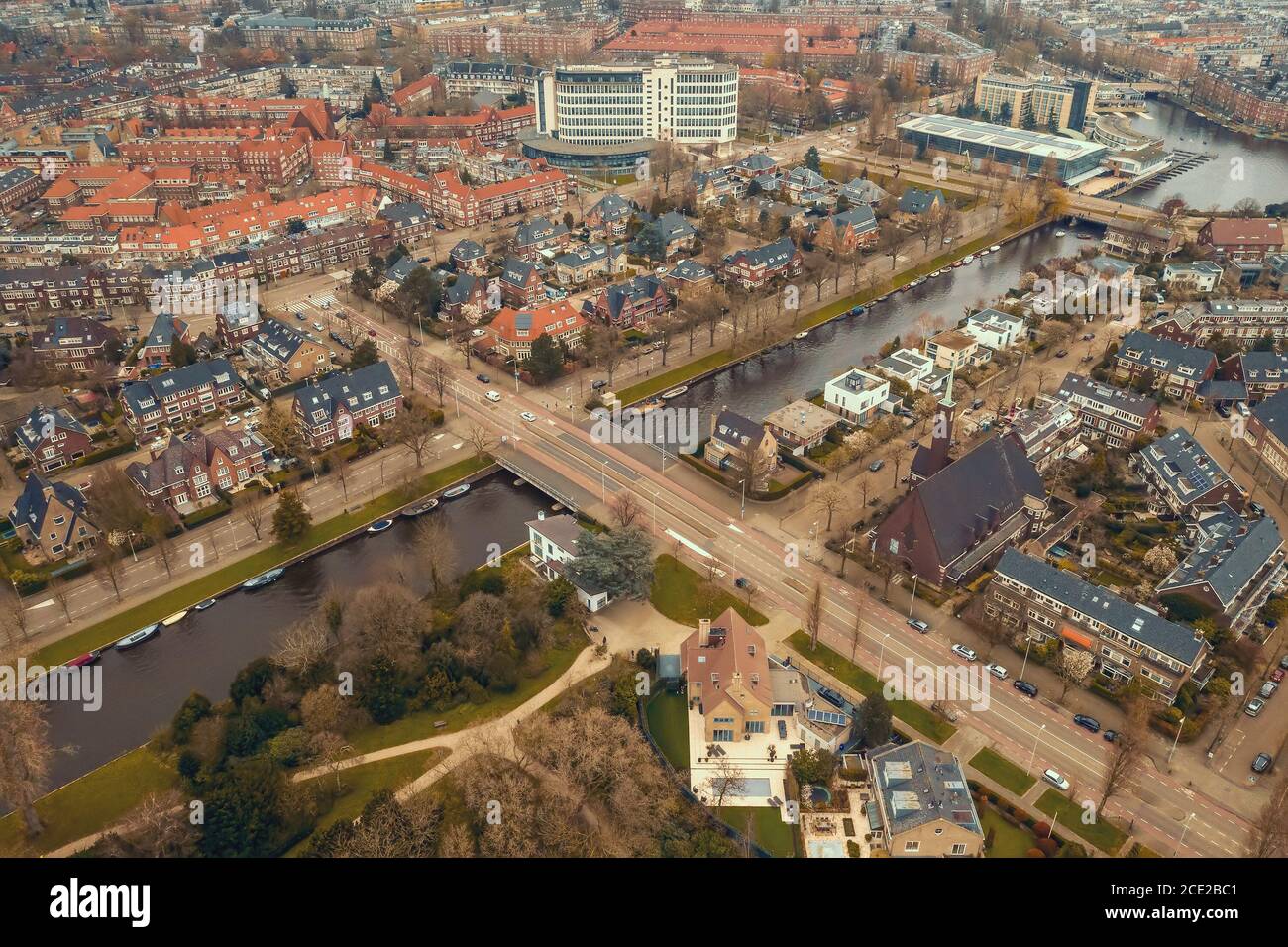 Belle vue aérienne d'Amsterdam d'en haut avec canaux d'eau et architecture. Banque D'Images