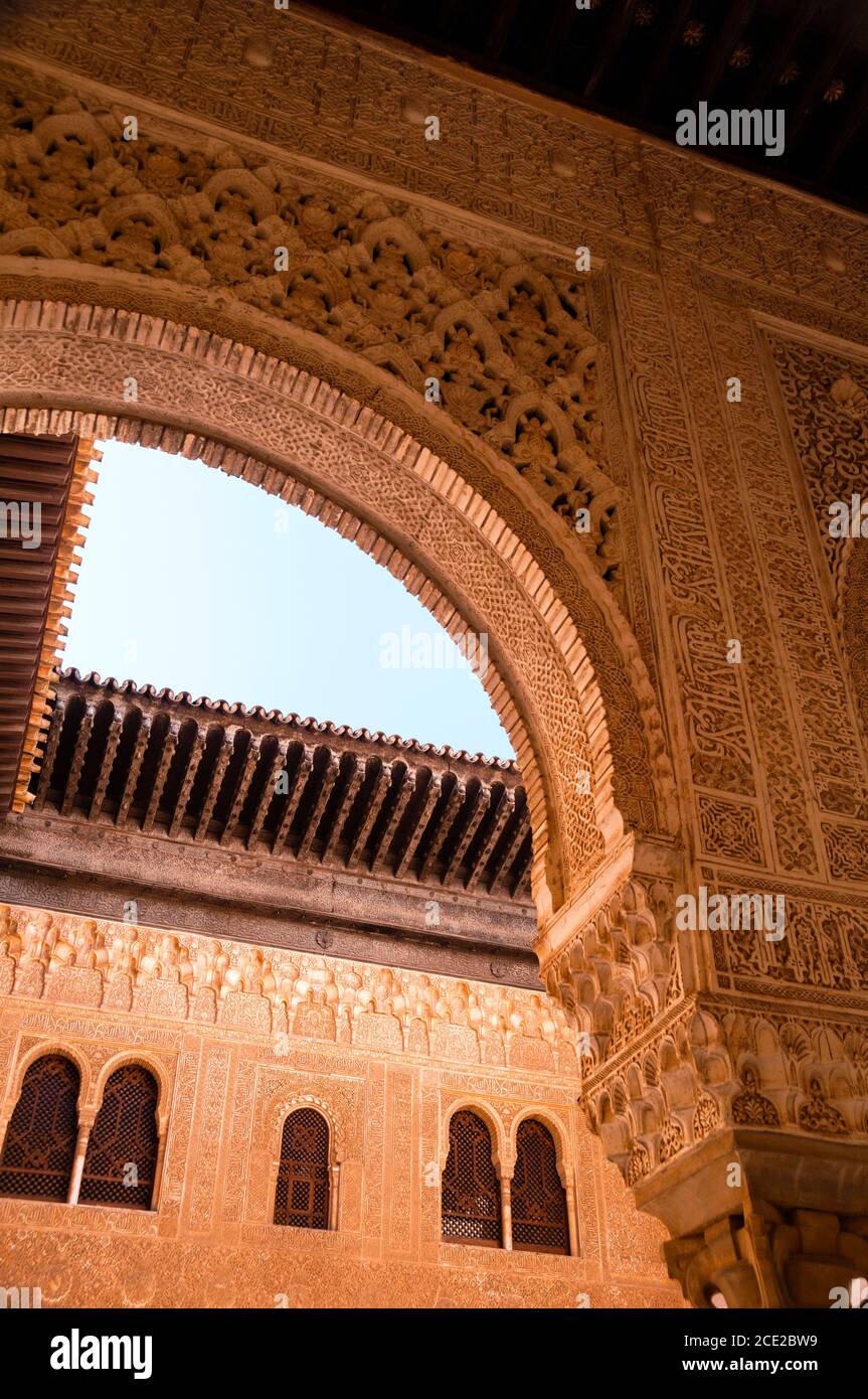 Arches mauresques à l'Alhambra à Grenade, Espagne. Banque D'Images