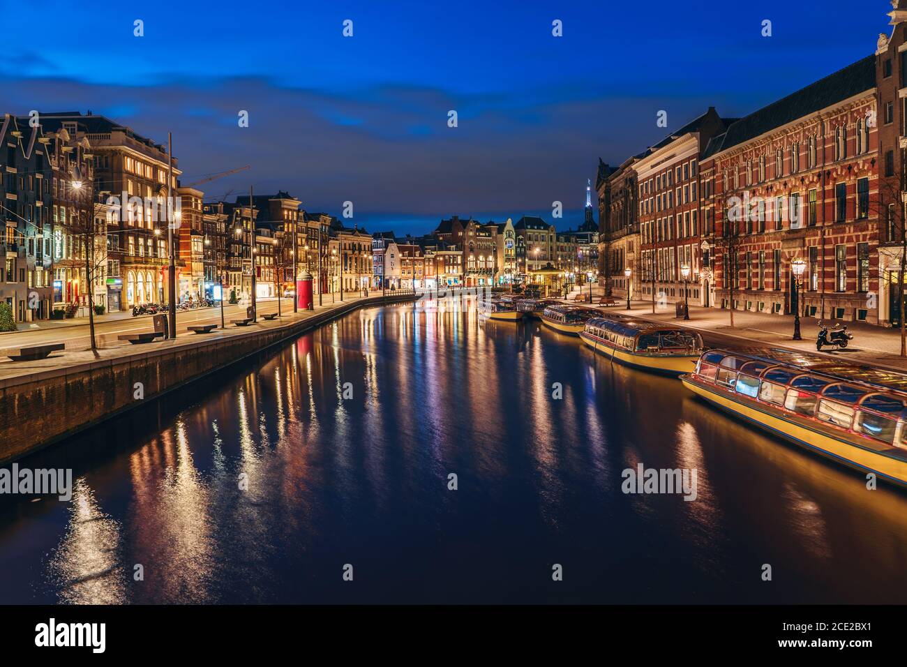 Amsterdam paysage urbain après le coucher du soleil, belle vieille ville européenne se reflète dans la rivière Amstel en soirée, pays-Bas. Banque D'Images