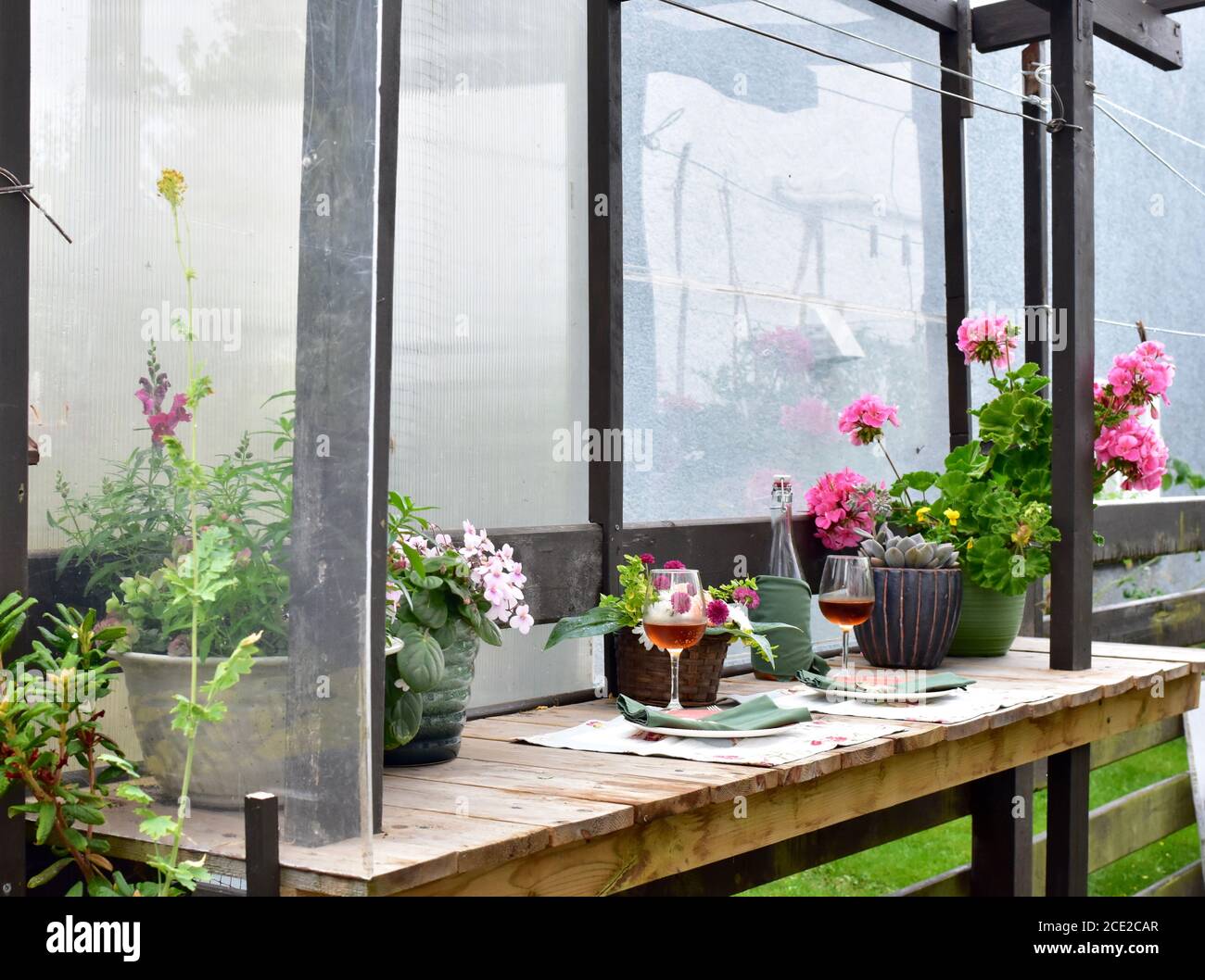 Patio extérieur isolé, café-restaurant avec magnifique décor de jardin rustique pour un dîner romantique le soir d'été Banque D'Images