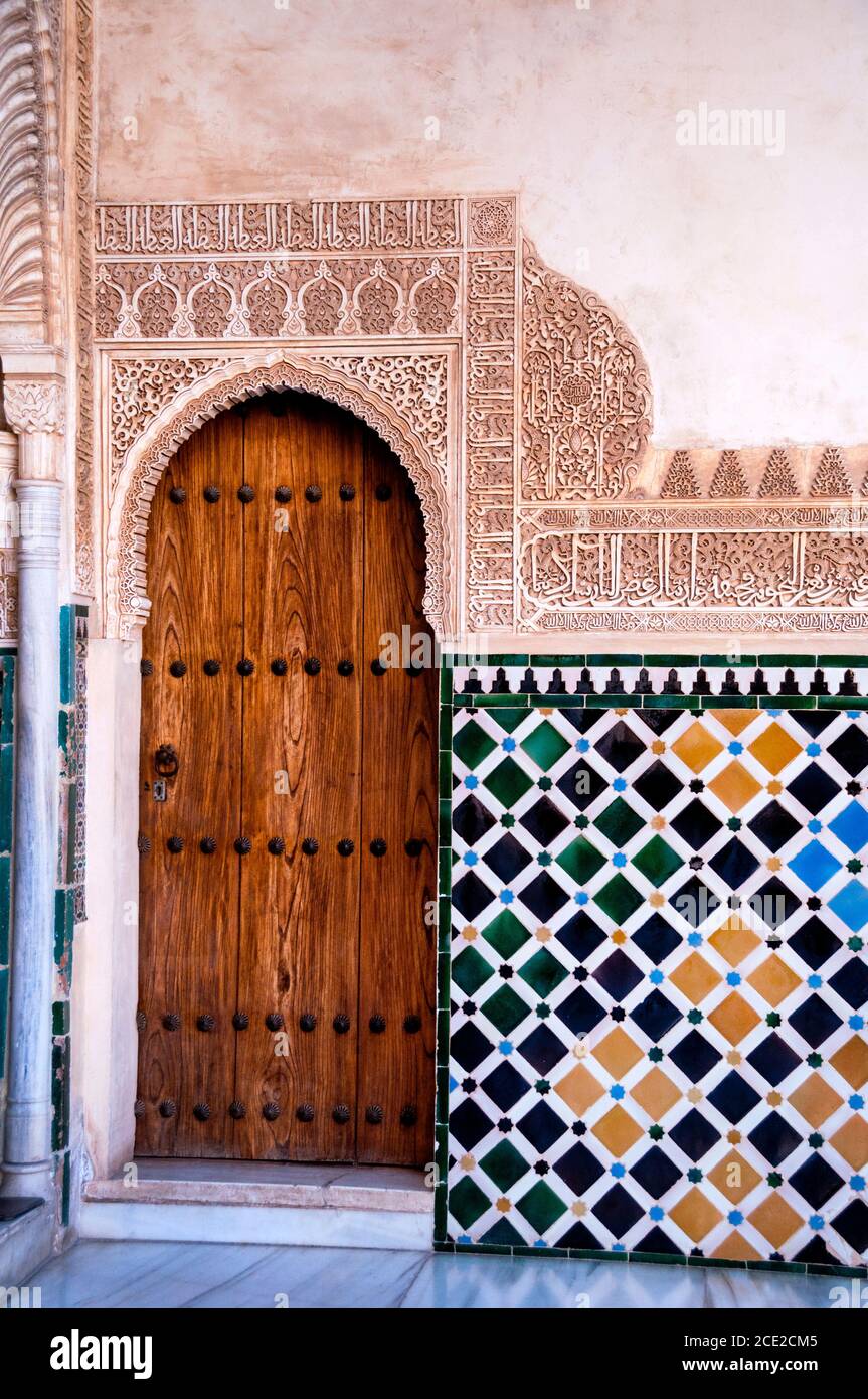 Motifs géométriques de carreaux, arabesques et inscriptions calligraphiques élaborées à l'Alhambra, Grenade, Espagne. Banque D'Images