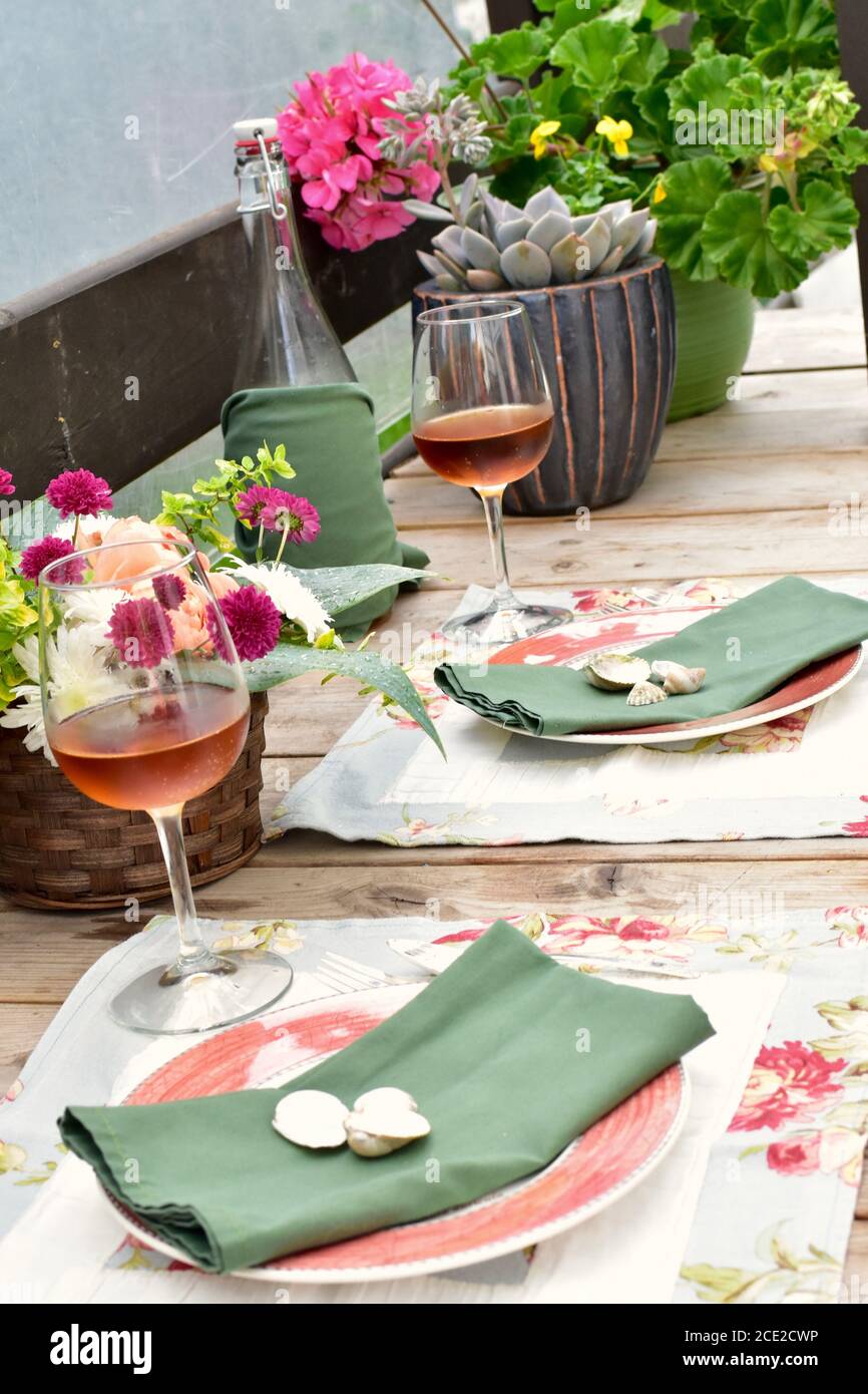 Patio extérieur isolé, café-restaurant avec magnifique décor de jardin rustique pour un dîner romantique le soir d'été Banque D'Images
