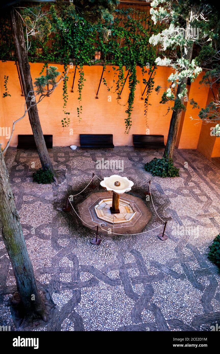 Fontaine d'eau et cours intérieures à l'Alhambra à Grenade, Espagne. Banque D'Images