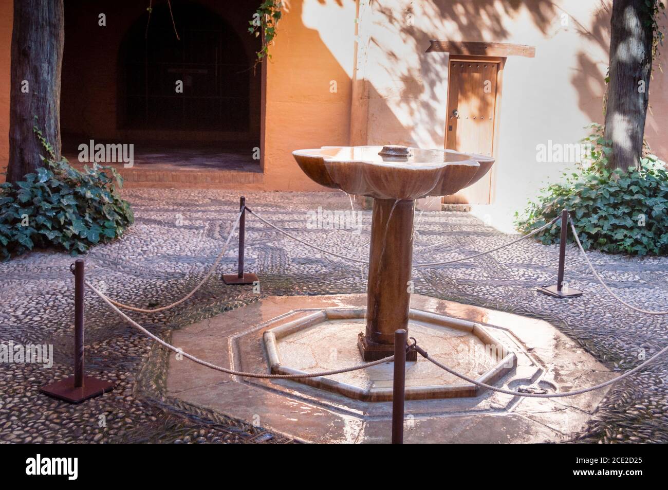 Fontaine d'eau et cour au complexe Alhambra à Grenade, Espagne. Banque D'Images