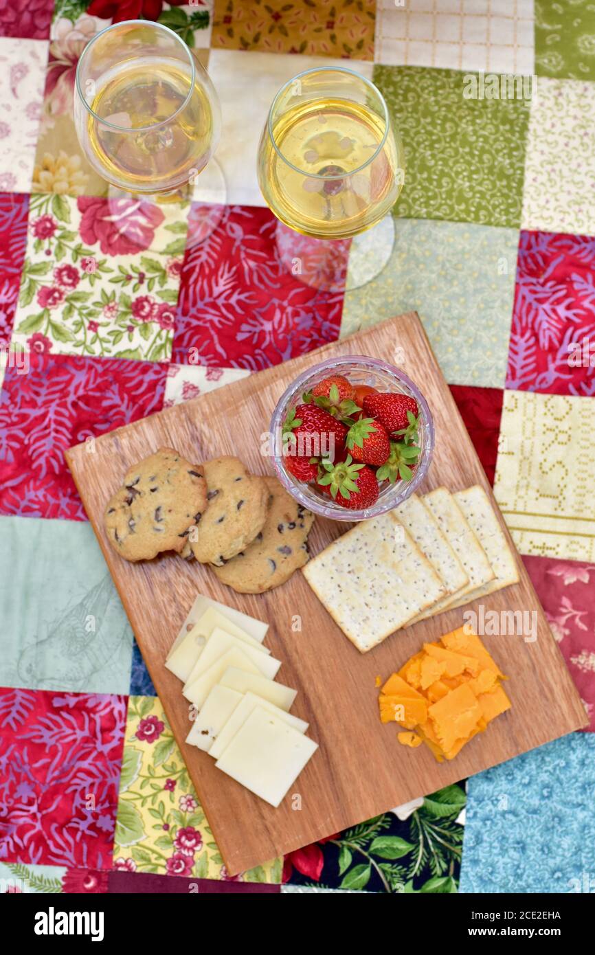 L'été, cadre de pique-nique gastronomique raffiné dans un magnifique jardin luxuriant pour un repas de vacances le jour romantique chaud de l'après-midi Banque D'Images