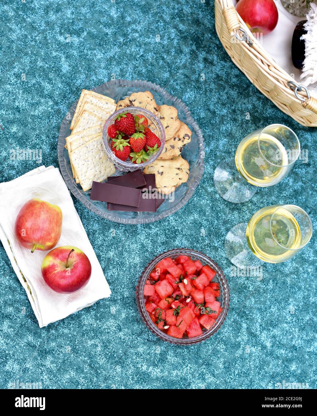 L'été, cadre de pique-nique gastronomique raffiné dans un magnifique jardin luxuriant pour un repas de vacances le jour romantique chaud de l'après-midi Banque D'Images